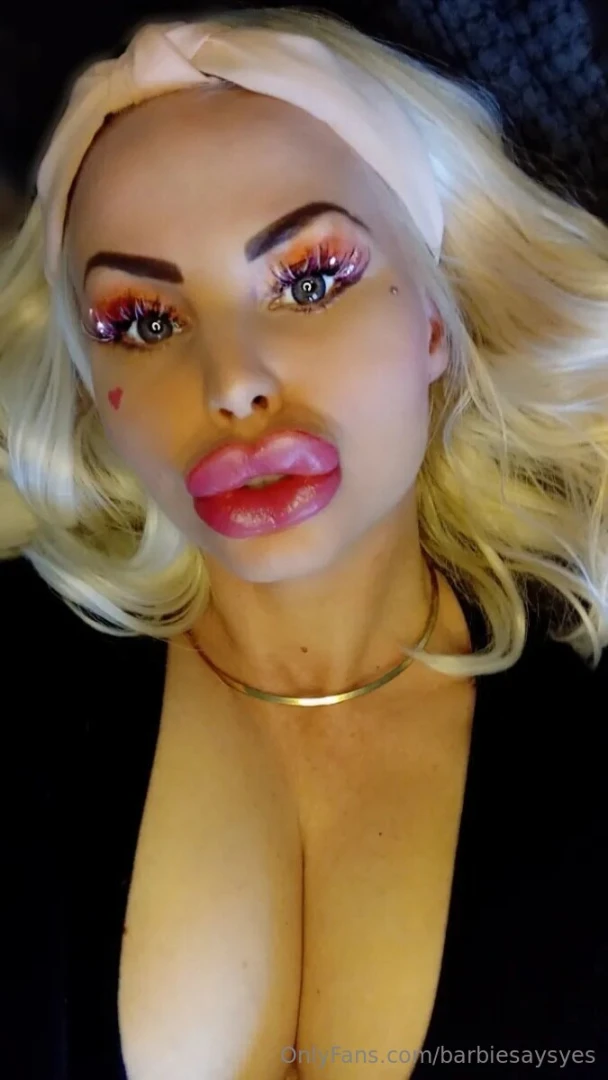Extreme bimbo look megafilledlips lashesonfleek flawlessmakeup 