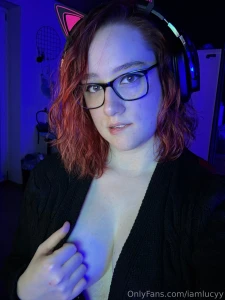 Ob ich die sexy gamerin von nebenan bin