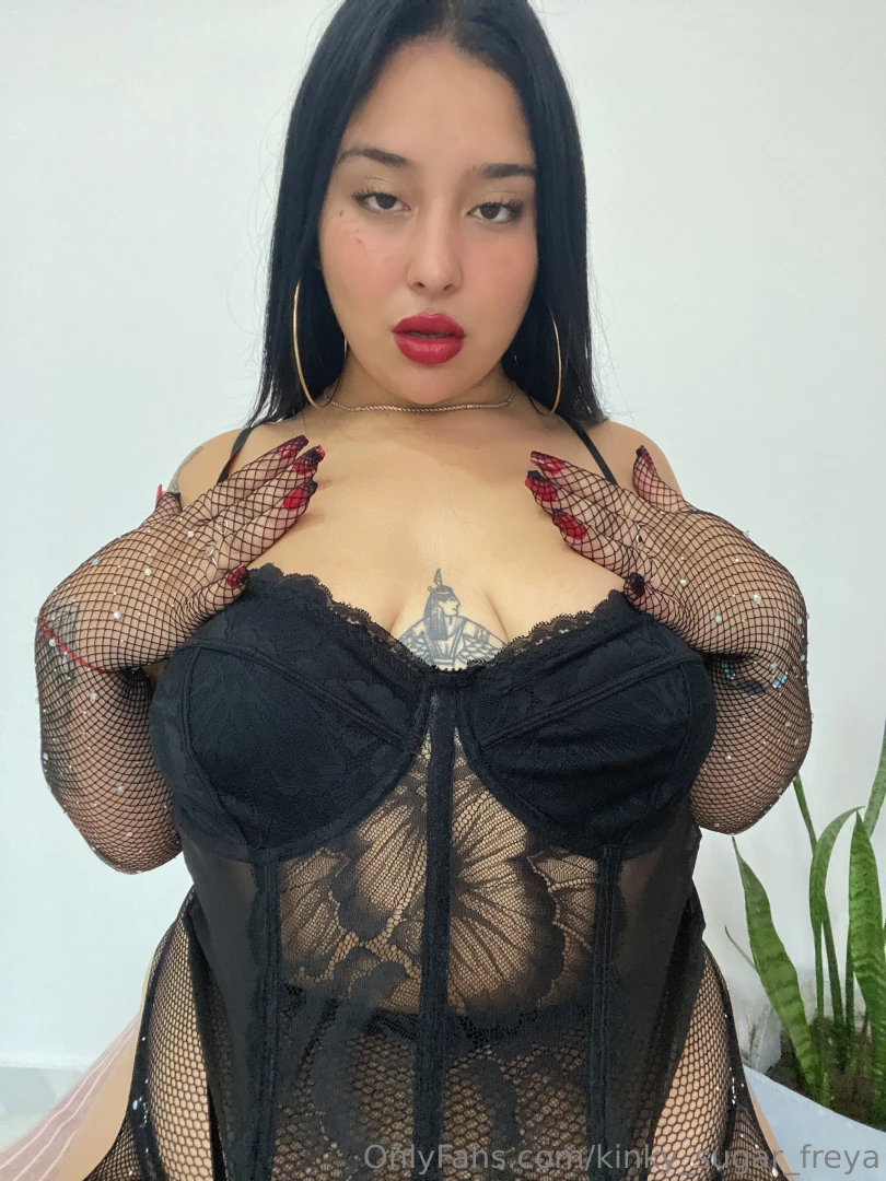 What do you think about gloves they d look sexy handling your cock 