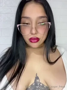 I want to smoke while you eat my pussy do you like the idea