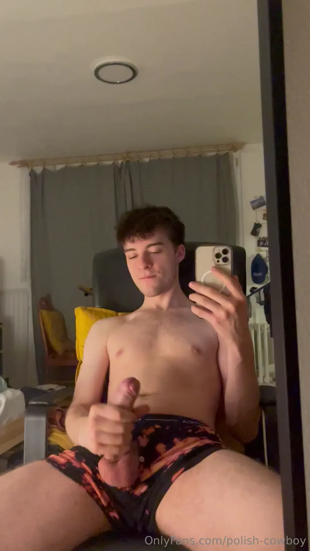 Well i just wanted to take a nice mirror selfie and ended up cumming 
