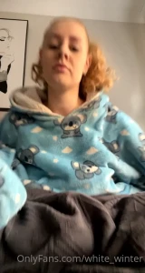 What do i wear under my oodie let take a look