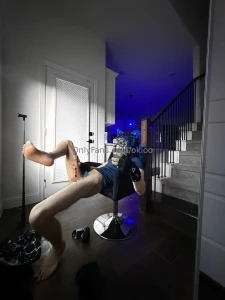 Blue hair blue pubes would you let me throat f ck u pretty plssss haha