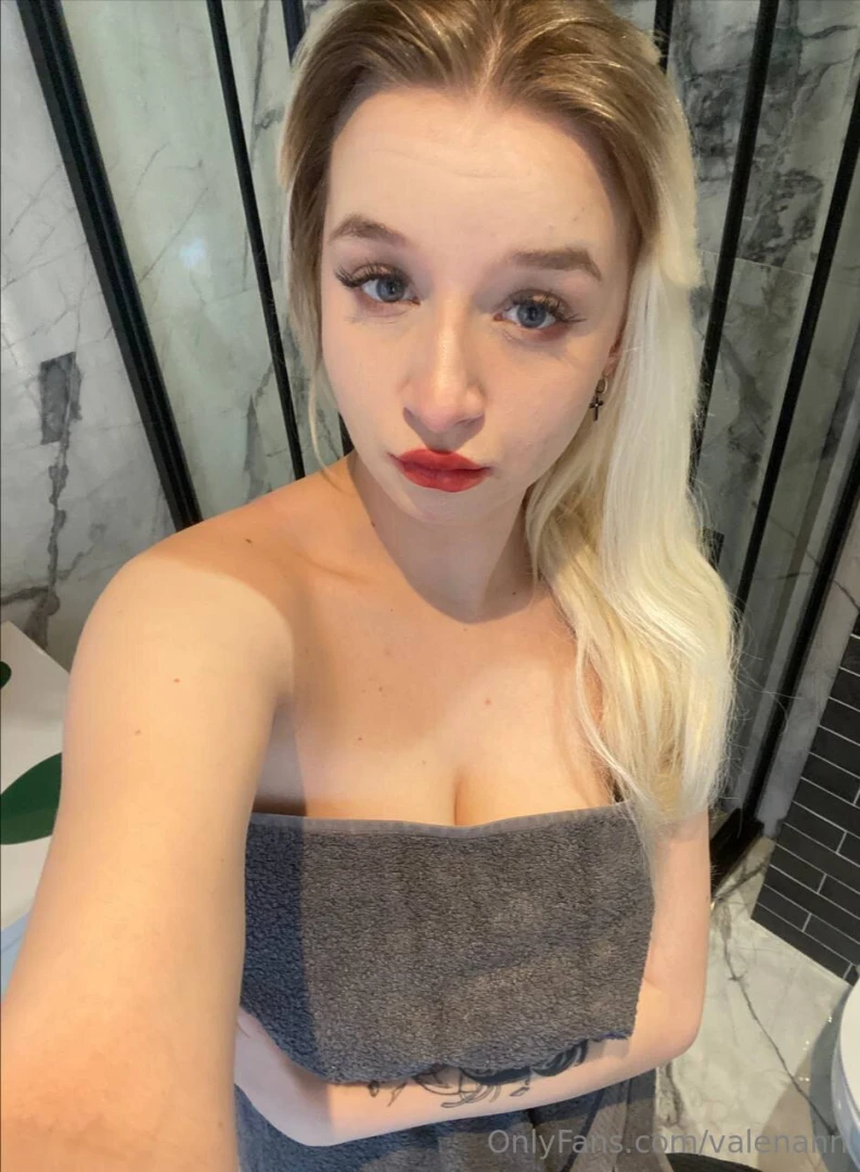 A selfie for you by the way do you prefer a bath or a shower 