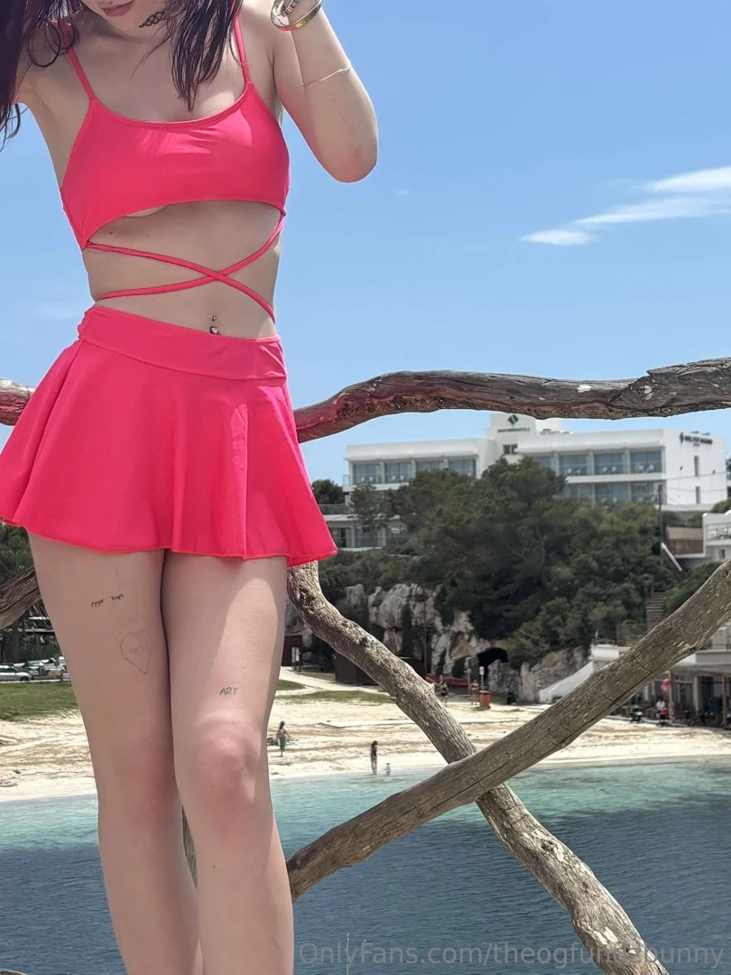 Under boob or booty cheeks part 1 