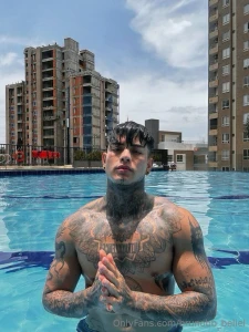 A fuck in a swimming pool