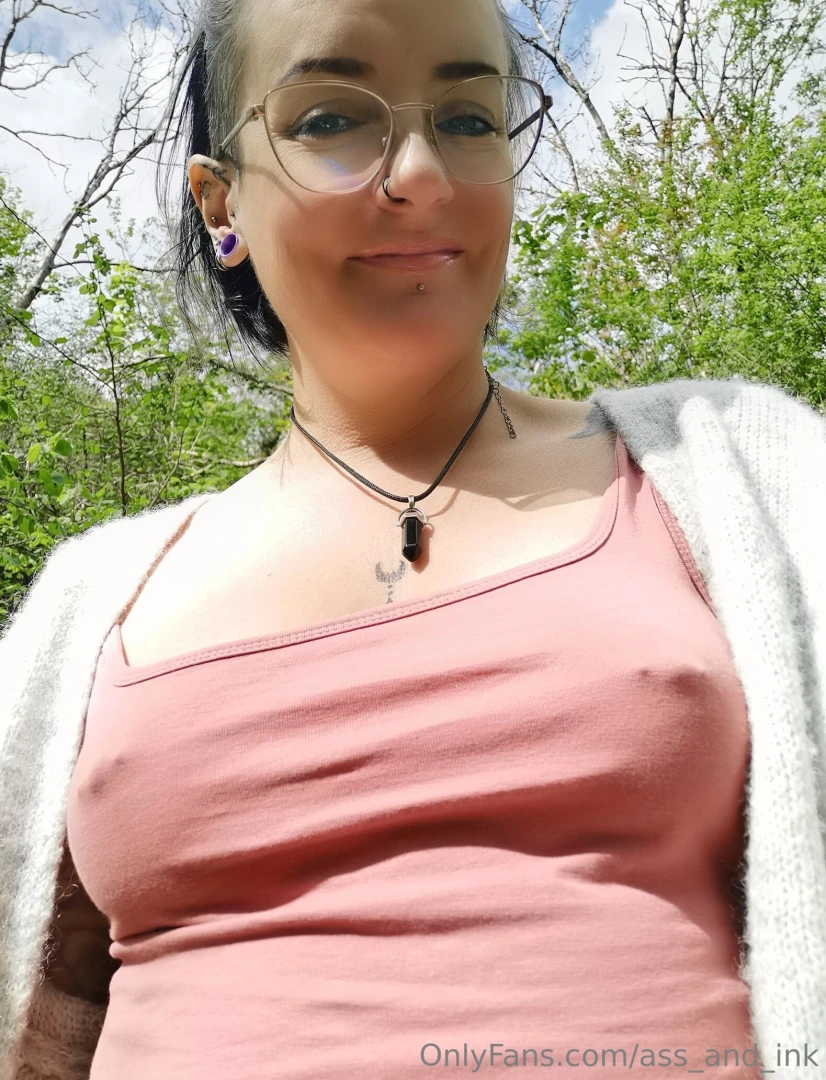 Midday dog walk in the woods tad nippy lol hands up if you wanna see 