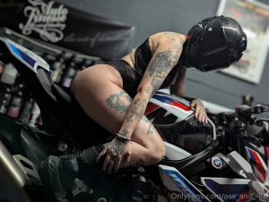 Love this bike having something so big hot and throbbing between my