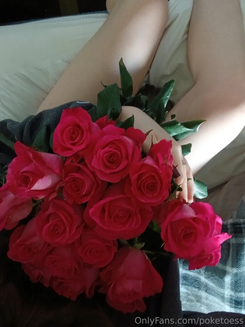 I love roses reciving them always makes my day lt 3 
