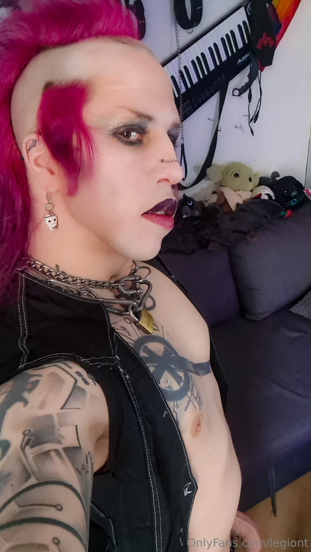 Hey my gf is at work want to come over and play vtm 