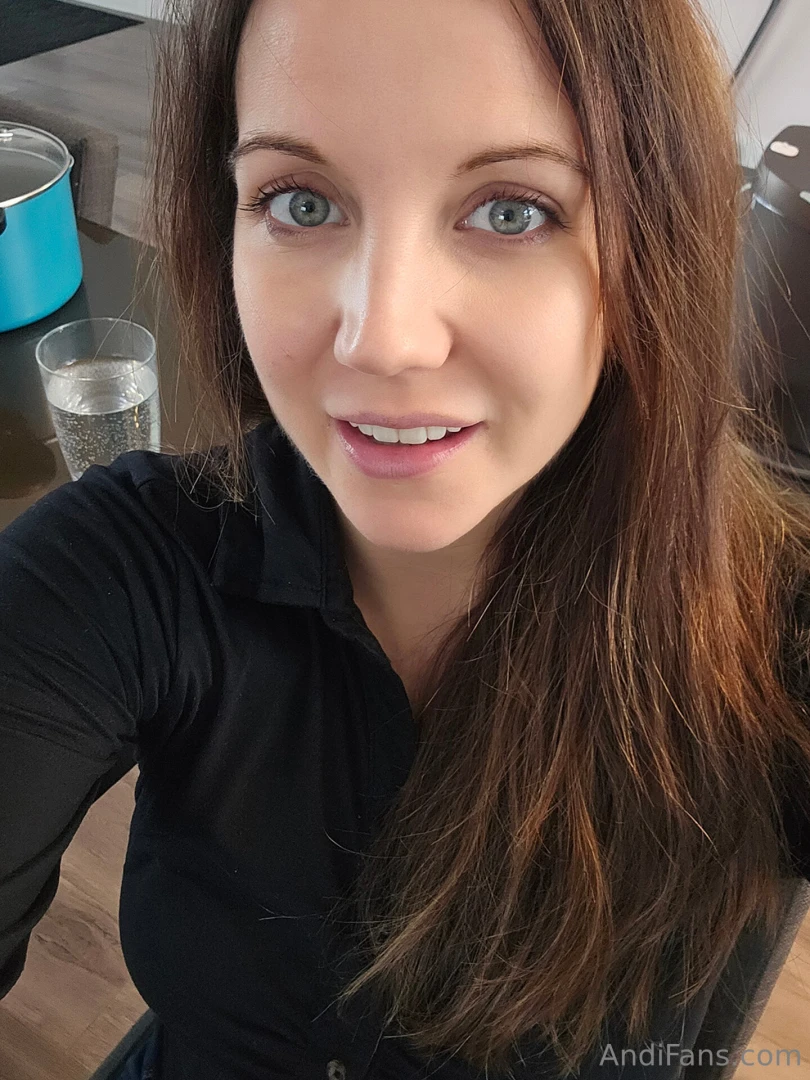 Just checking in with an obligatory frazzled post-holiday selfie 