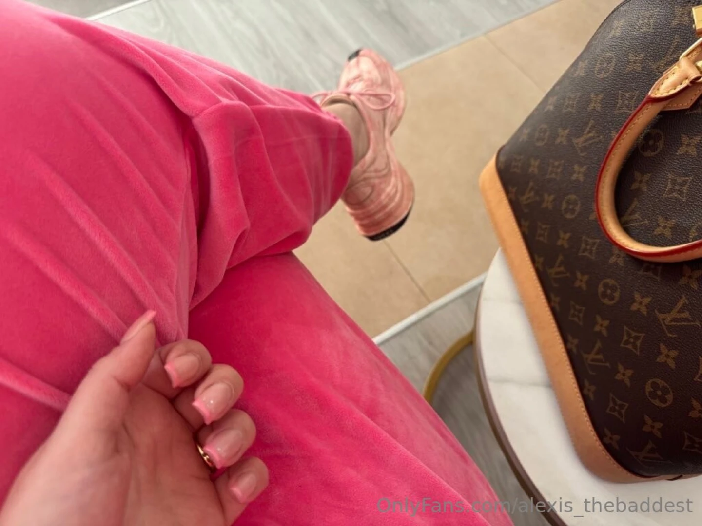 Waiting for my nails appointment wearing gucci sneakers juicy couture 