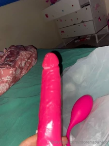 Sto giocando con il mio dildone preferito ho cominciato a giocarci