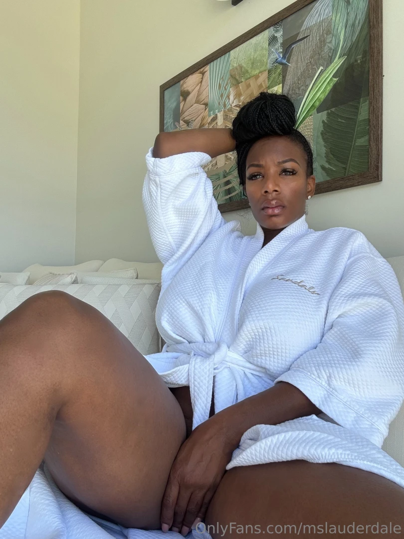 Imagine climbing in between these big thighs and caressing this p ssy 