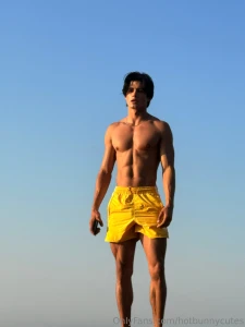 I want to take very hot photos on the beach