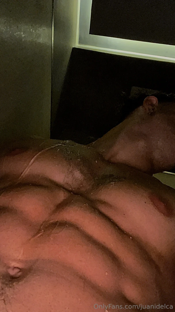 Estoy en la ducha llenando todo de leche 