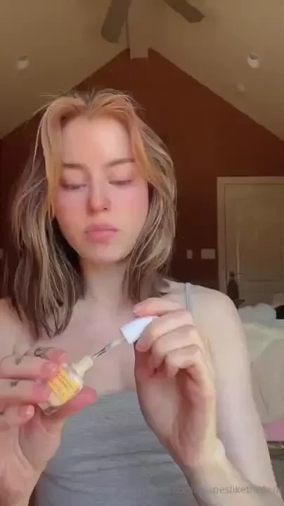 Asmr painting your nails and chewing gum swipe for the video part 1 