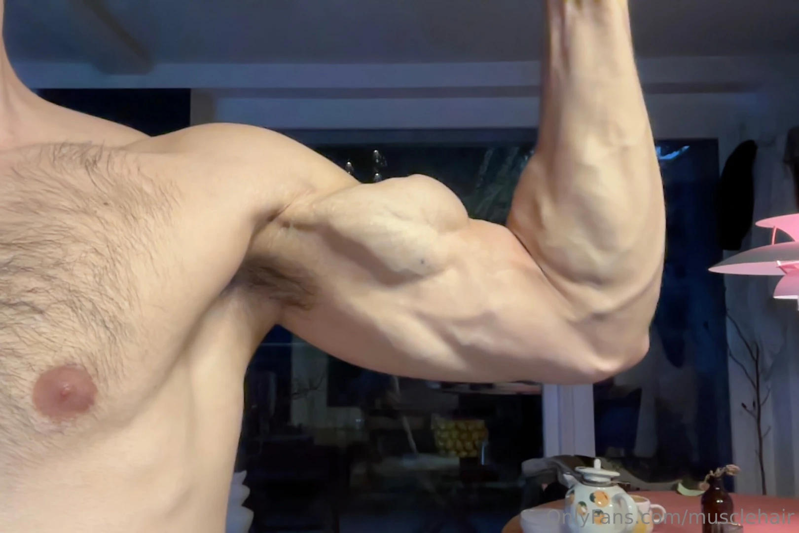 Because some of you wished biceps content 