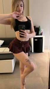 Demasiado corta la faldita digo jajaja