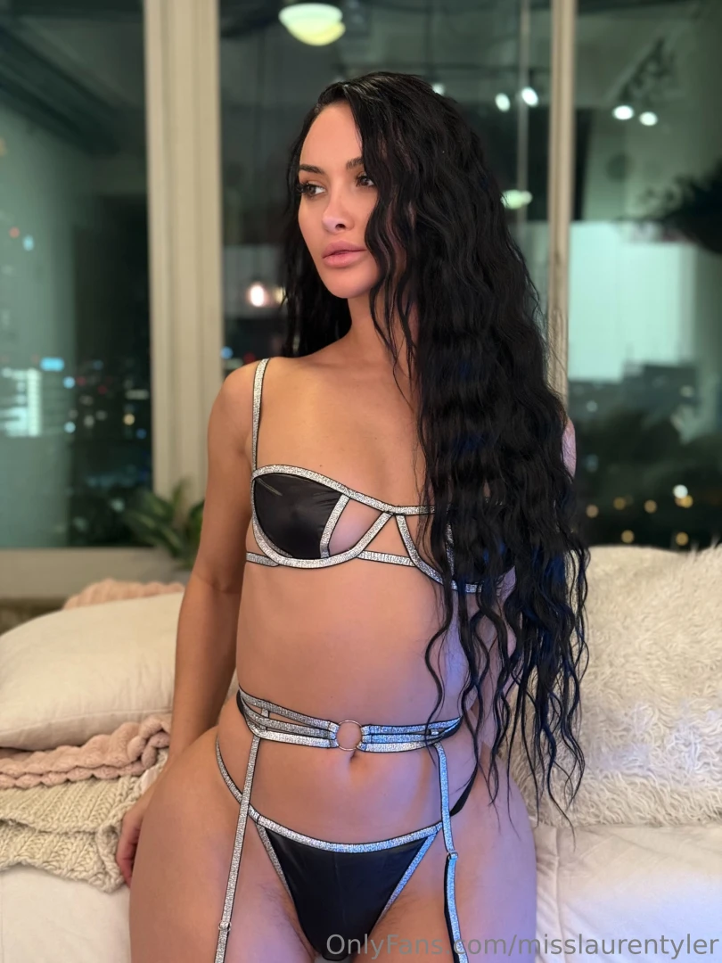 Kinda bored kinda feeling naughty wanna come keep me company 