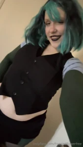 Just a couple cute gwen photos i liked in my black lipstick