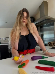 Tu n as pas encore vu cet norme concombre dans ma chatte viens en dm