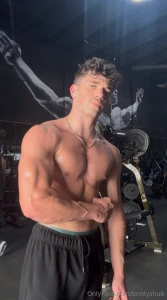 Like if you love sweaty muscles
