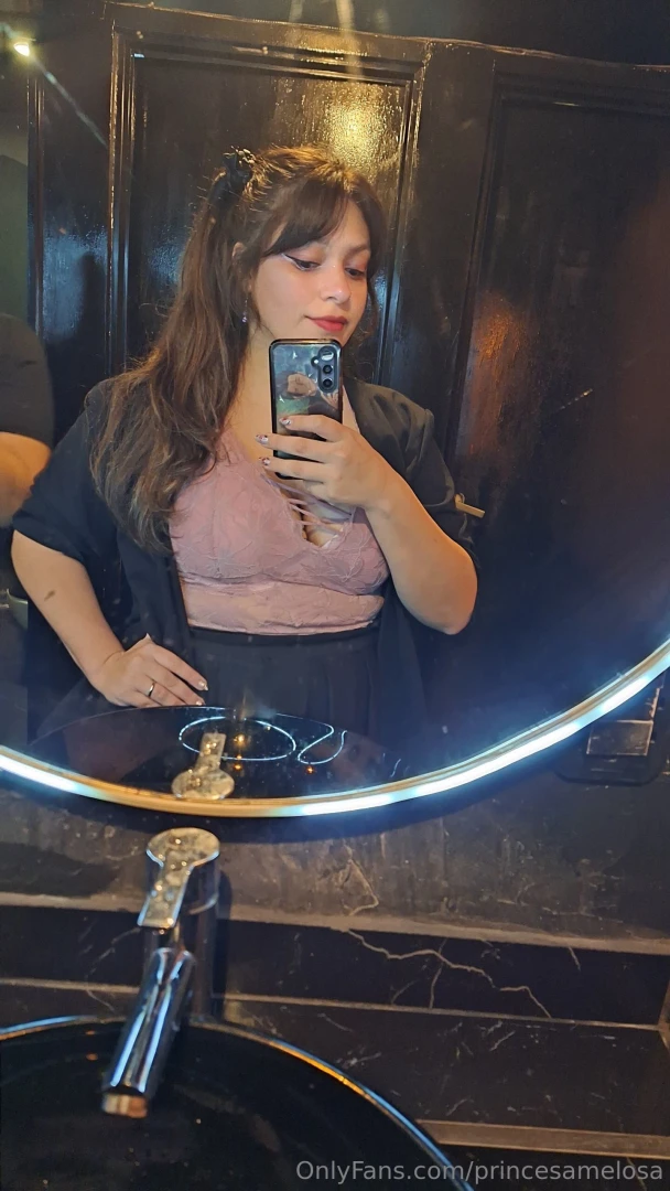 Hi i m iamscarlettxxx this is a very special space for me where i 