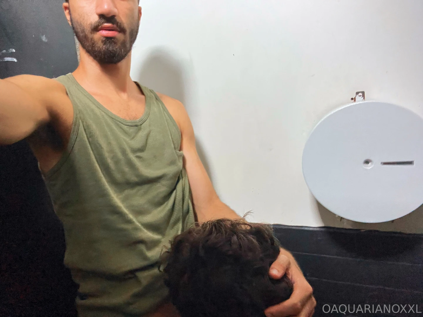 Ele ficou me provocando no onibus descemos e ele me mamou em um 