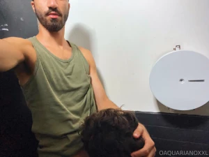 Ele ficou me provocando no onibus descemos e ele me mamou em um