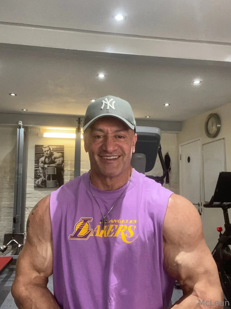 Nice sunday session in the gym who s getting sweaty part 1 