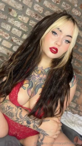 Mmmhhh she s the devil she a bad lil bitch