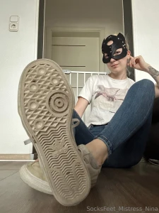 Come and smell me greysocks sweatysoles feet fetish mistress smelly