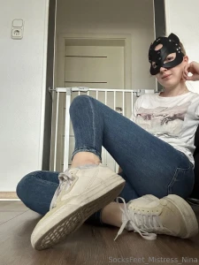 Come and smell me greysocks sweatysoles feet fetish mistress smelly part 3