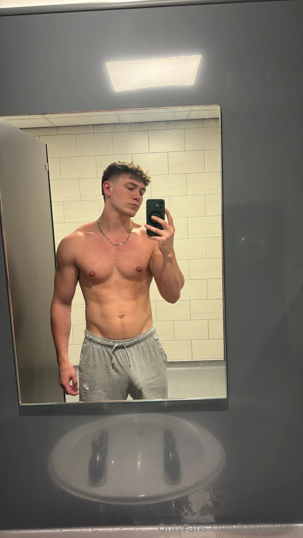 Working out gets me so horny 