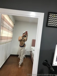 Aqu mientras me arreglaba pero me pillaste en unas