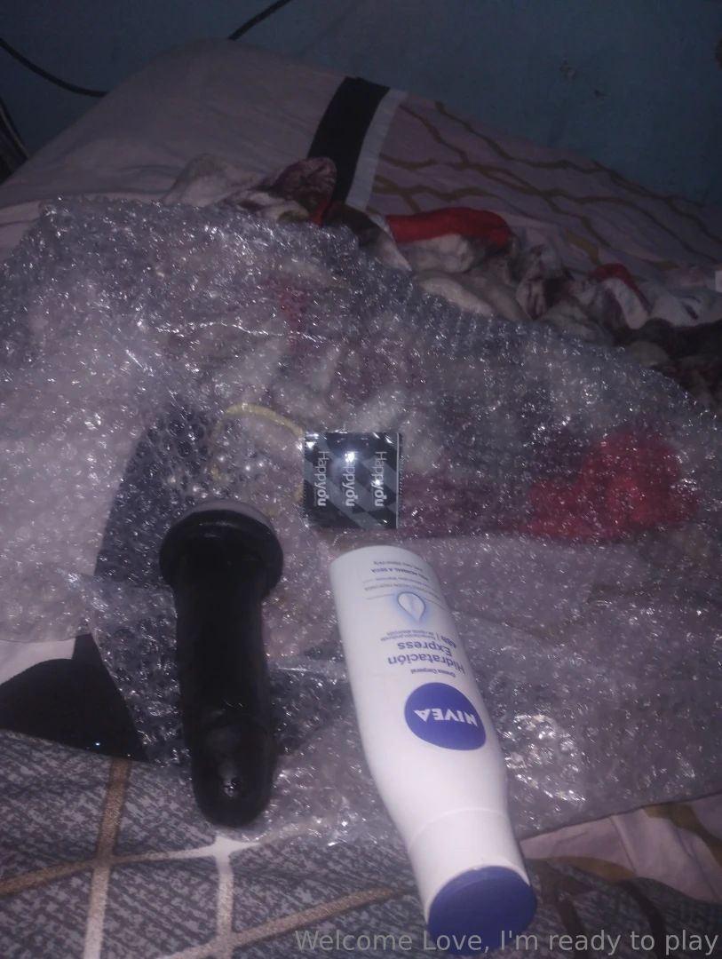 Me and toy ready to enter my hairy pussy 