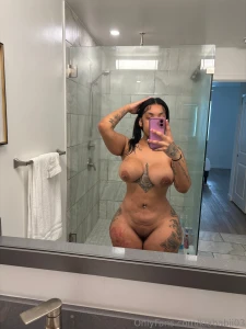 Sexy bathroom nudes are the best part 1