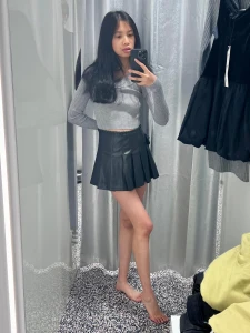 Bin grad kleider am anprobiern eins enger als das andre stoff klebt part 1