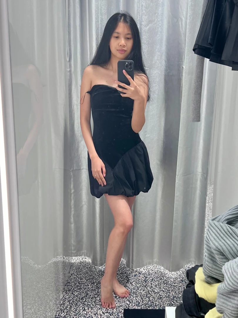 Bin grad kleider am anprobiern eins enger als das andre stoff klebt 