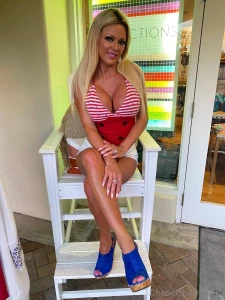 Sitting pretty waiting for trouble to find me