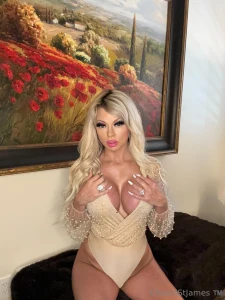 I just wanna be your sweetest distraction