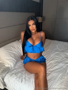 Keep staring i like the attention part 18