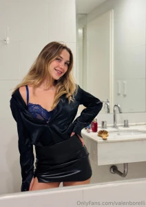 Estaba por cambiarme y me vi en el espejo con la bata abierta no me