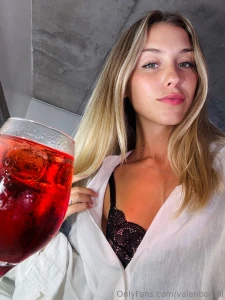 Un traguito para el calor y la bata puede ser que este de mas