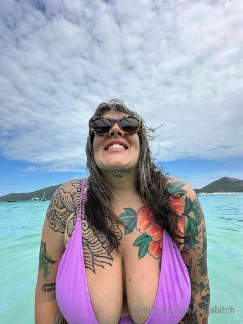 I m back from vacation of course i let my tits free in the sea hello 