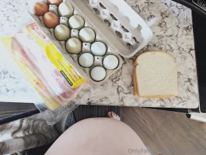 Who wants bacon and fresh eggs from my chickens for breakfast my belly