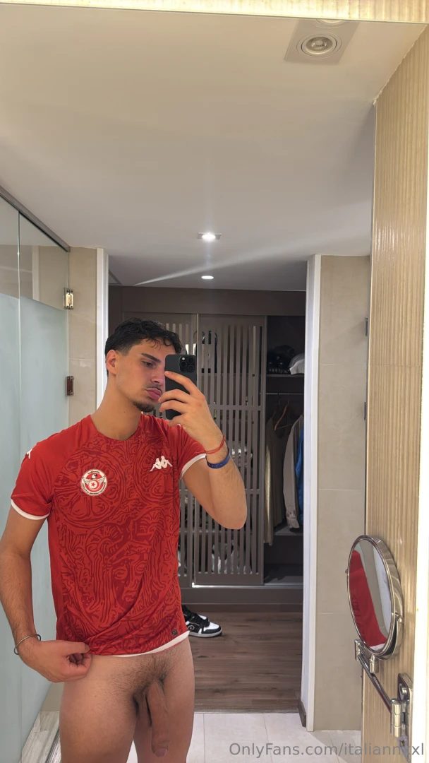 Selfie au r veil avec ma grosse queue mi molle 