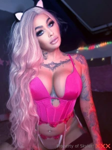 Let me jiggle these bimbo tits in your face