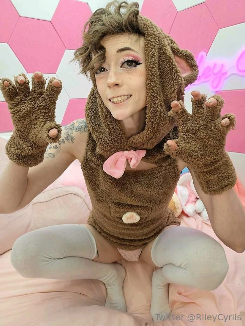 Aren t i the cutest lil teddy 